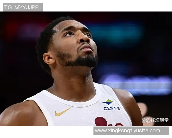 米切尔第三节伤退仅得15分2板2助球迷心痛不已遗憾难忍